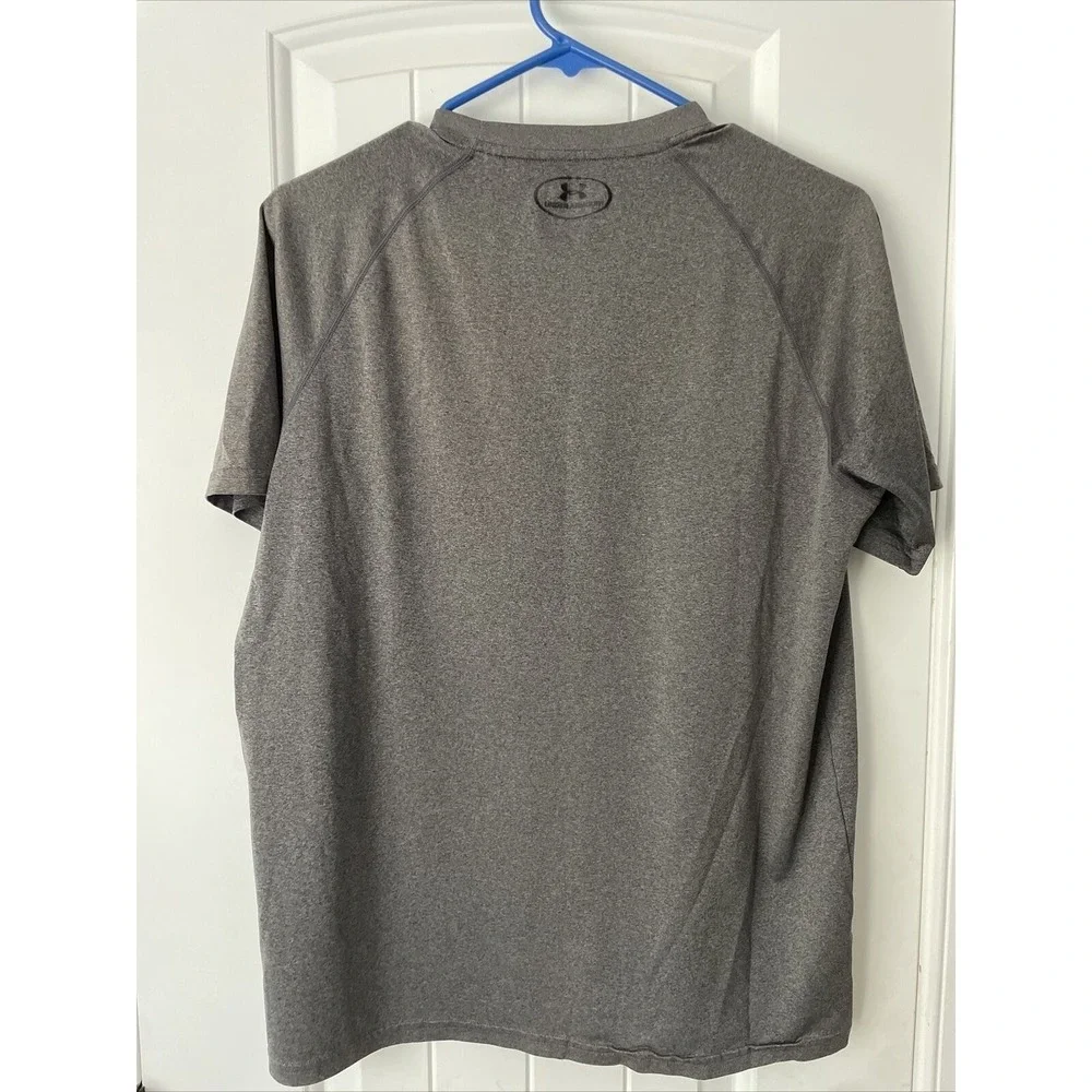 UNDER ARMOUR Short Sleeve HEAT‎ GEAR Loose GRAY Shirt w/ BLACK LOGO Men's Medium